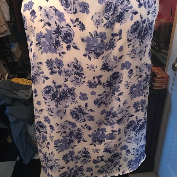 ❌SOLD❌ ELLE Sleeveless Floral print Top - Picture 4 of 5